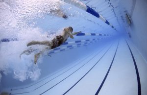 swimmers-79592_960_720